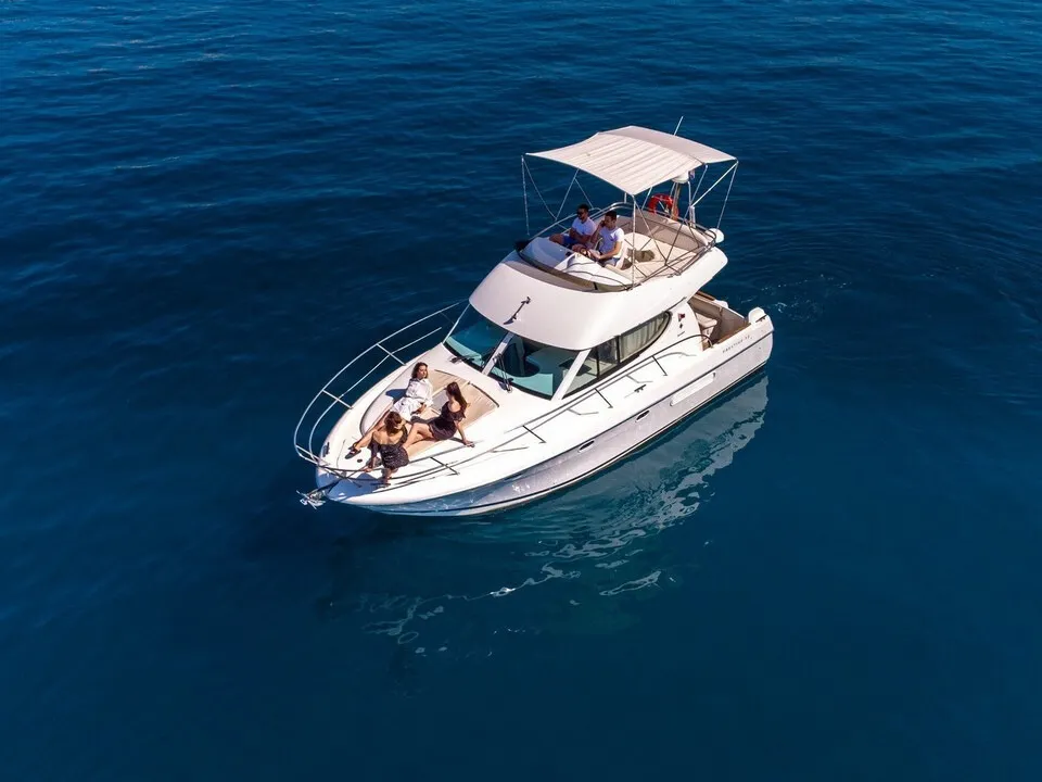 Jeanneau prestige 32 aerial view private tour.webp