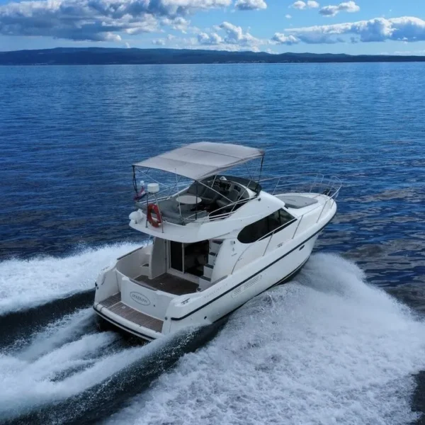 jeanneau-prestige-32-cruising-from-rear.webp