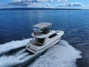 Rear view of the Jeanneau Prestige 32 cruising at sea during a private boat tour from Split