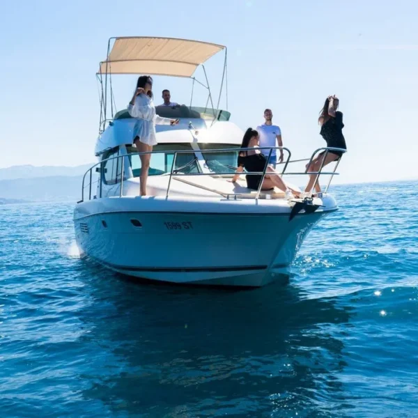 jeanneau-prestige-32-guests-onboard-private-tour.webp