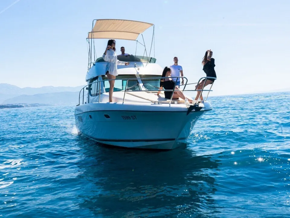 Jeanneau prestige 32 guests onboard private tour.webp