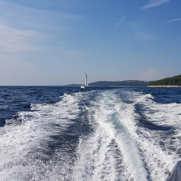Speedboat leaving a trail across the Adriatic Sea during Hvar Horizons boat tour from Split