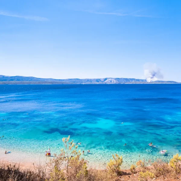 Crystal clear sea and quiet bay near Milna on Brač during Half Day Discovery boat tour from Split